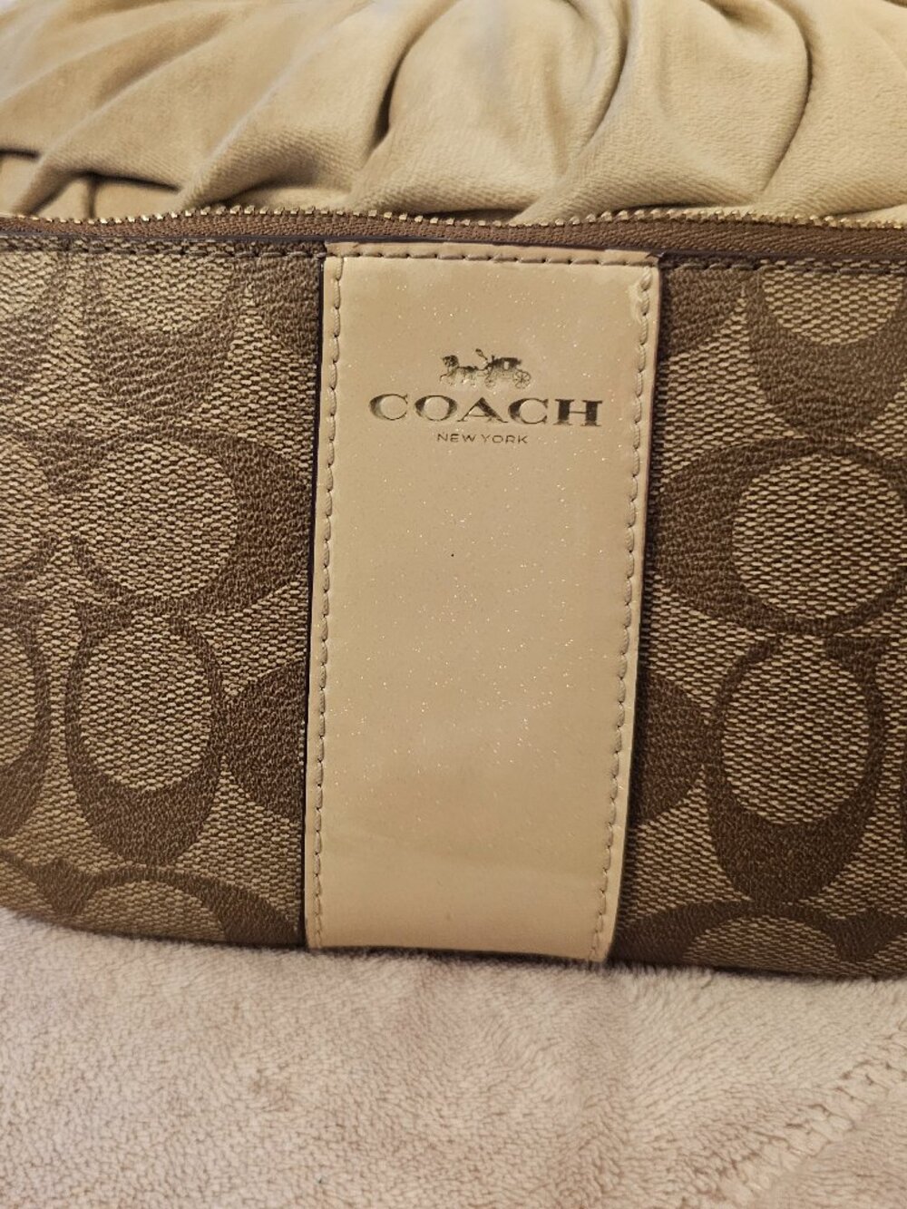 Coach Signature Canvas Corner Zip Wristlet Light Khaki Beige Patent Stripe F5803